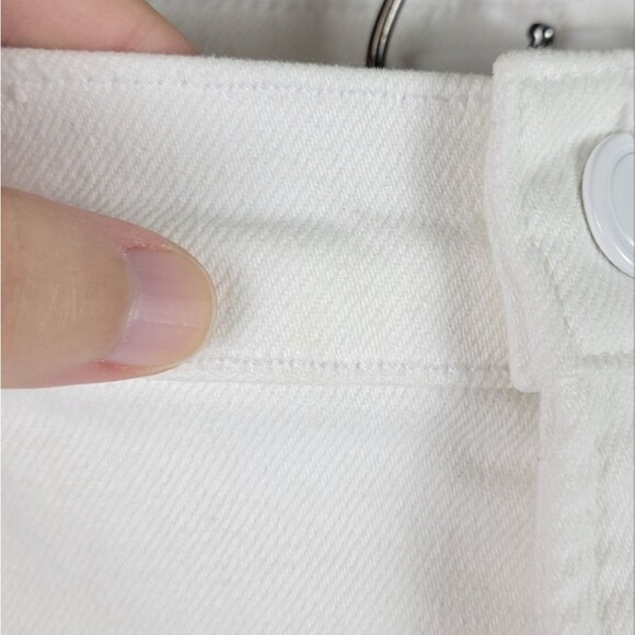 Good American Plus 90s Solid White Distressed Raw Hem Denim Shorts - Picture 11 of 13